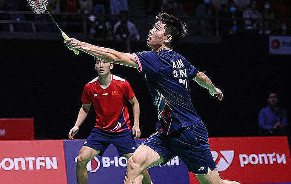 Alwi Farhan tập cùng Kento Momota trước Asian Games 2026: bài học không có bảng điểm