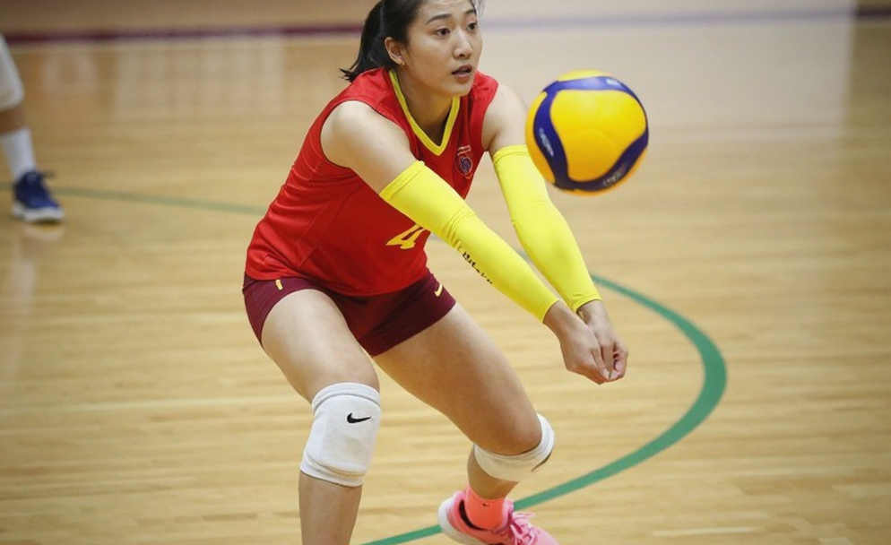Libero 14 tuổi Quách Thị Hoài An rời sân sau cú đập của ngoại binh Mruzik
